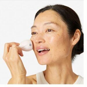Skin Inc Cryo-Ice Sake Roller Depuffing Facial Device
